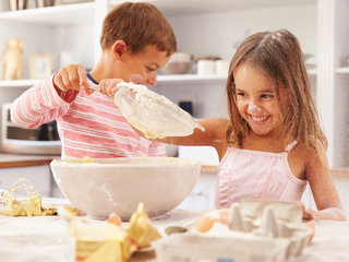 children baking